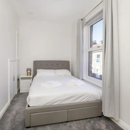 Large Renovated 4 Bed York