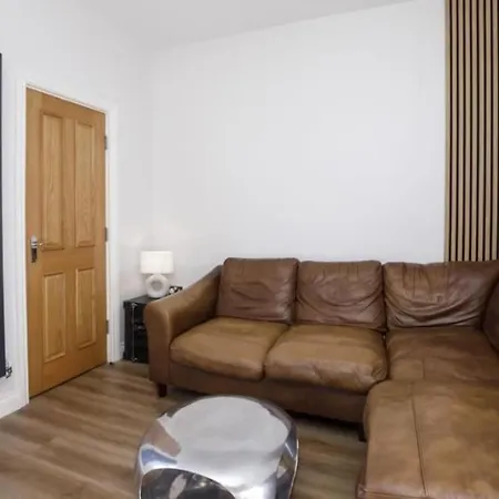 Large Renovated 4 Bed *