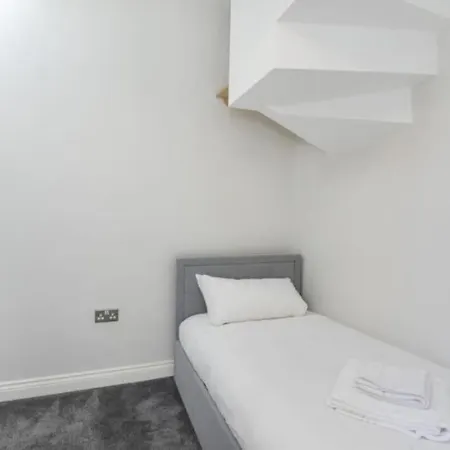Large Renovated 4 Bed York