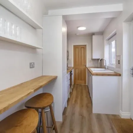 Large Renovated 4 Bed *