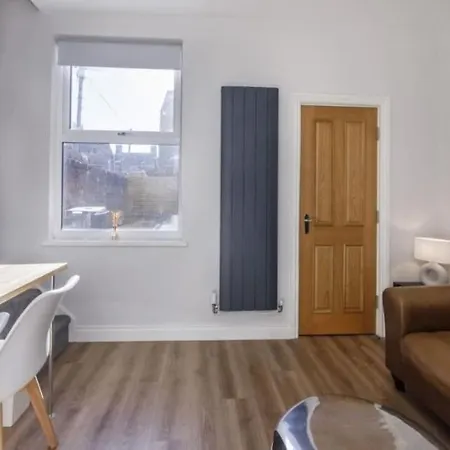 Large Renovated 4 Bed * York